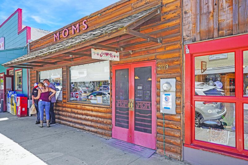 An image of the outside of Mom's Pies on Main Street in Julian